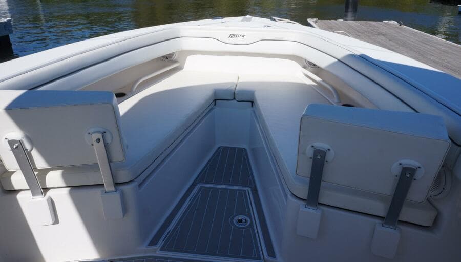30 Jupiter FS 2015 Forward Seating