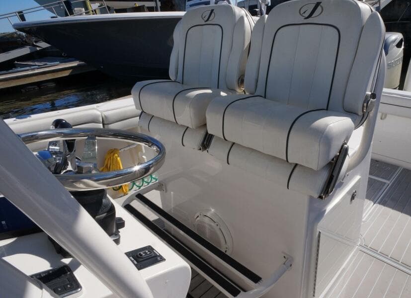 30 Jupiter FS 2015 Helm Seats