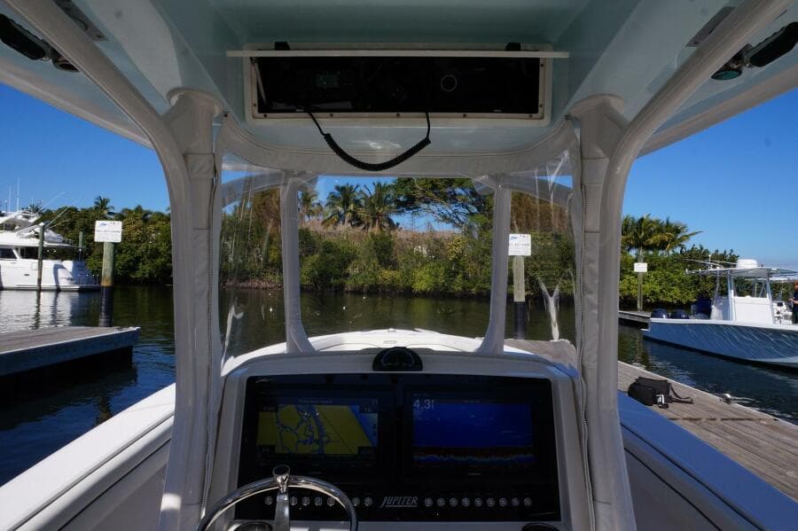 30 Jupiter FS 2015 Helm Overview