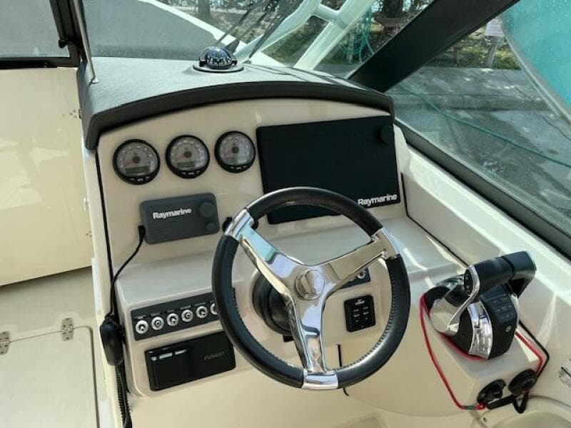 2018 Boston Whaler 270 Vantage boat helm with Raymarine electronics and steering wheel.
