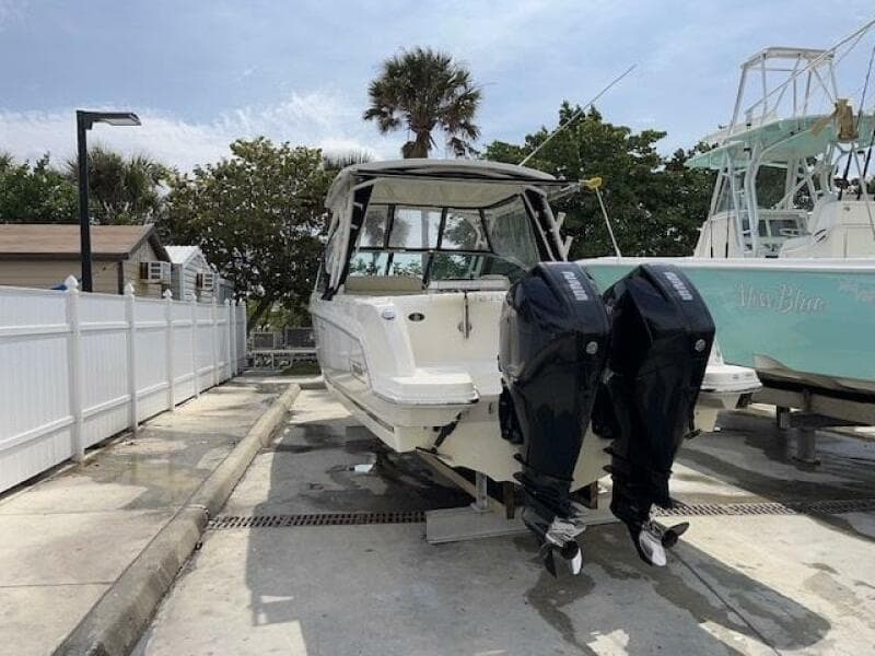 2018 Boston Whaler 270 Vantage with dual outboard engines in a marina.