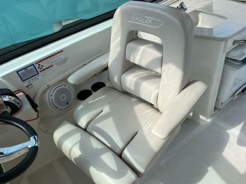 2018 Boston Whaler 270 Vantage boat interior seat and console.