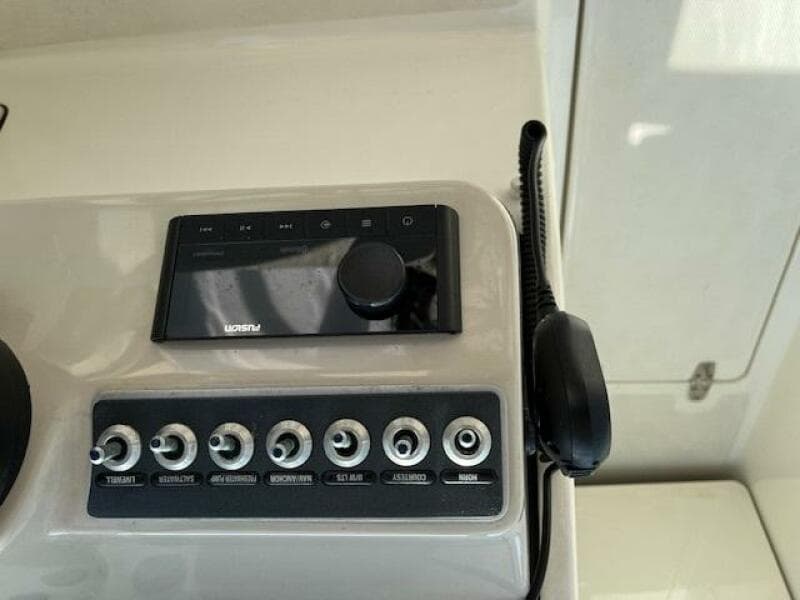 Control panel of a 2018 Boston Whaler 270 Vantage boat.