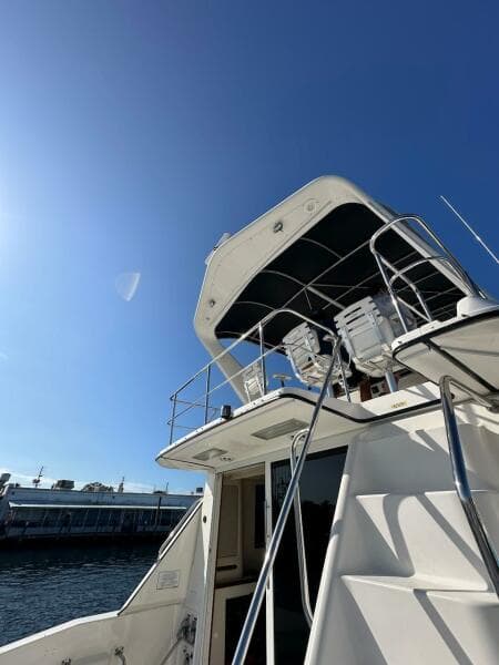 1997 Sea Ray 550 Sedan Bridge yacht with flybridge under clear blue sky.