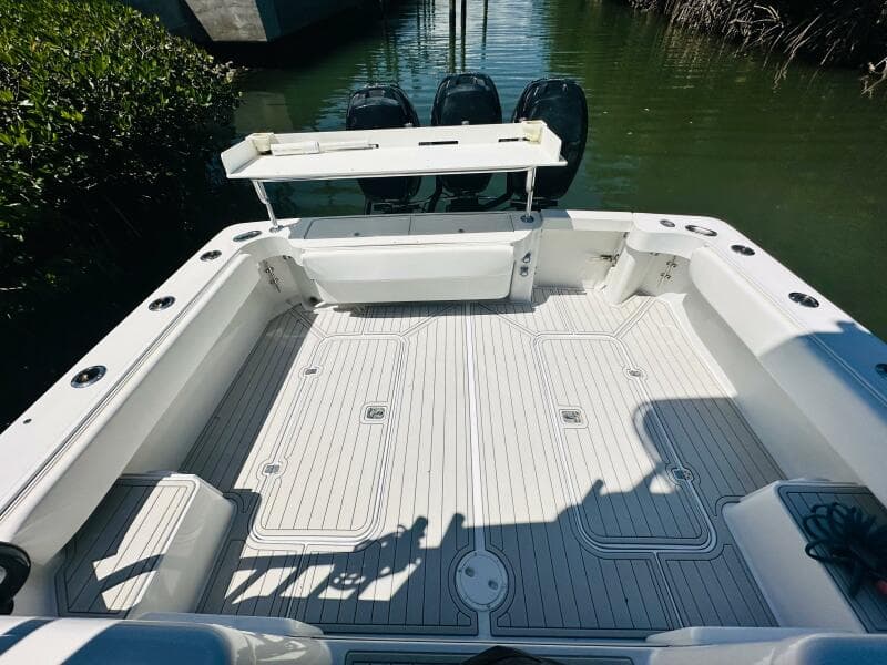 2000 Luhrs Tournament 320 Open boat deck with clean, spacious layout.