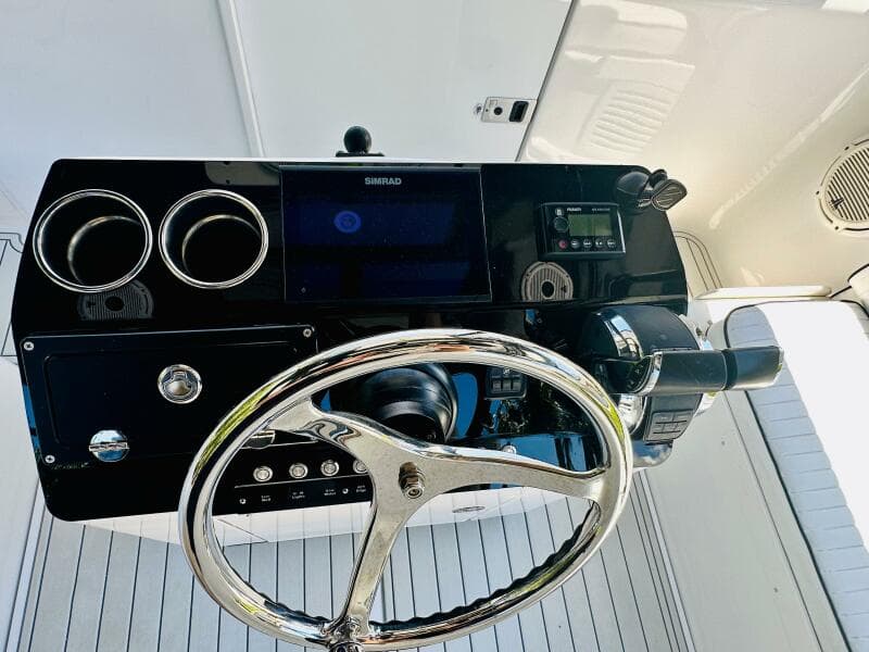 2000 Luhrs Tournament 320 Open helm with steering wheel and navigation controls.
