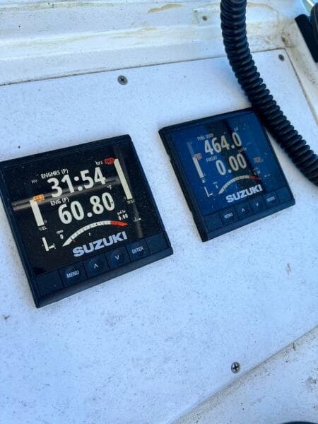 Suzuki engine displays on 1988 Grady-White 25 SAILFISH boat dashboard.