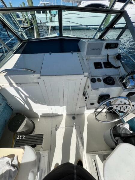 1988 Grady-White 25 SAILFISH boat cockpit with Garmin navigation system.