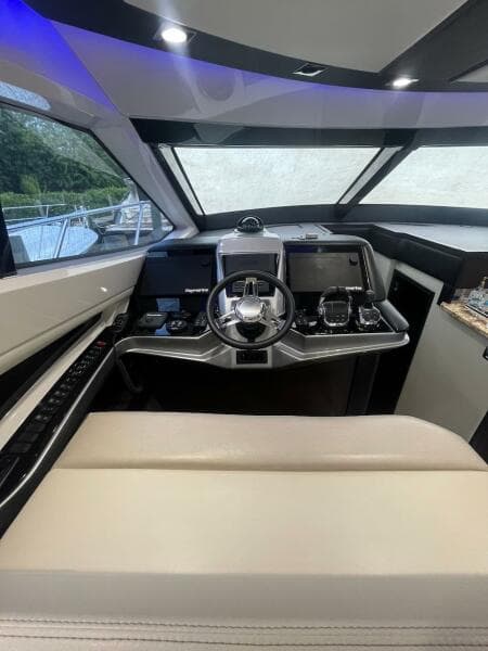 2017 Marquis 500 Sport Yacht helm with modern navigation controls and luxurious seating.