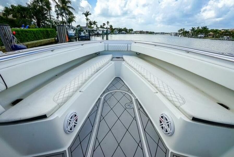 2007 Spectre 37 Center Console