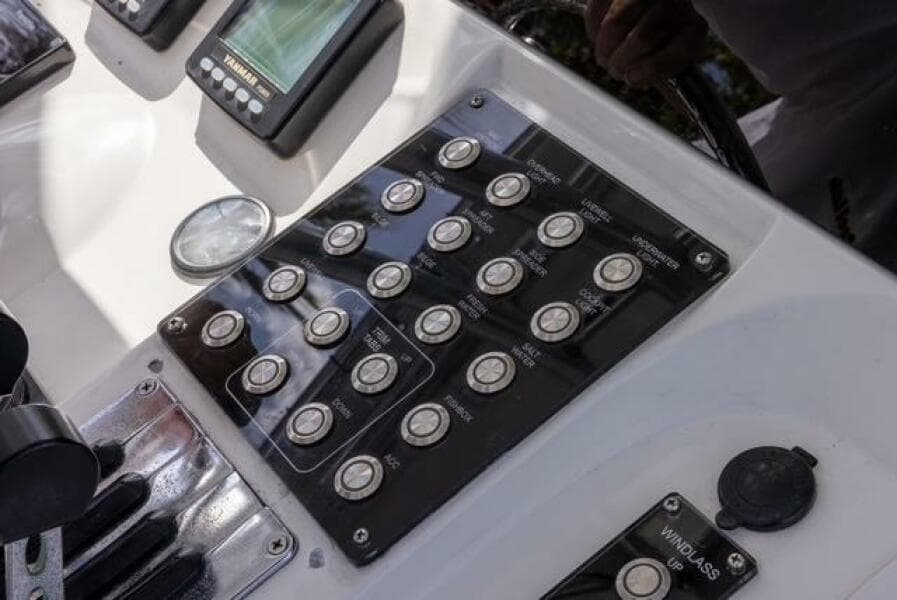 2007 Spectre 37 Center Console