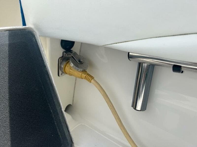 2008 Spectre 34 Center Console