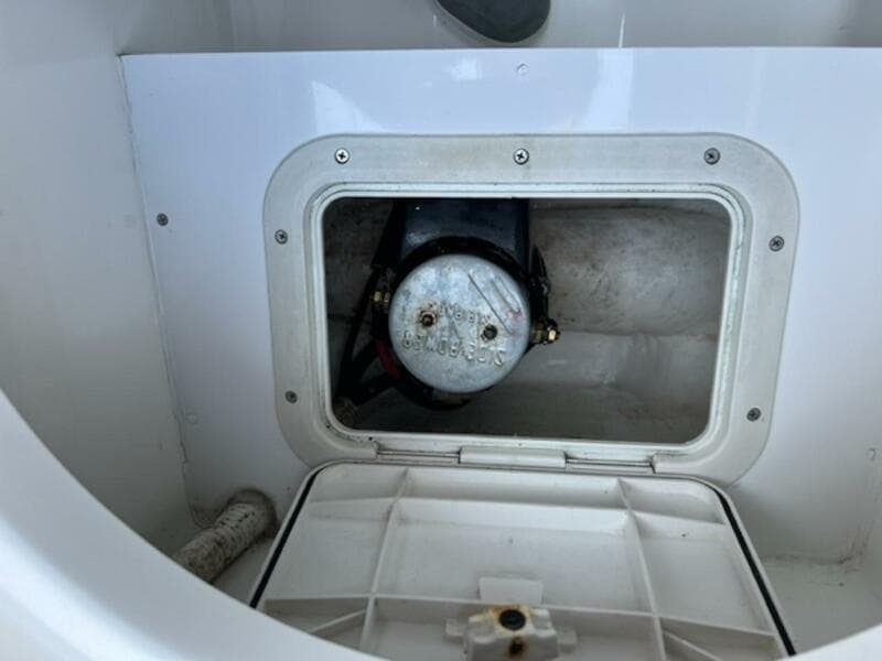 2008 Spectre 34 Center Console