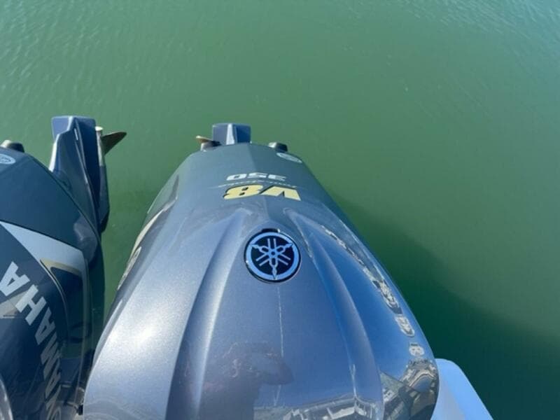 2008 Spectre 34 Center Console