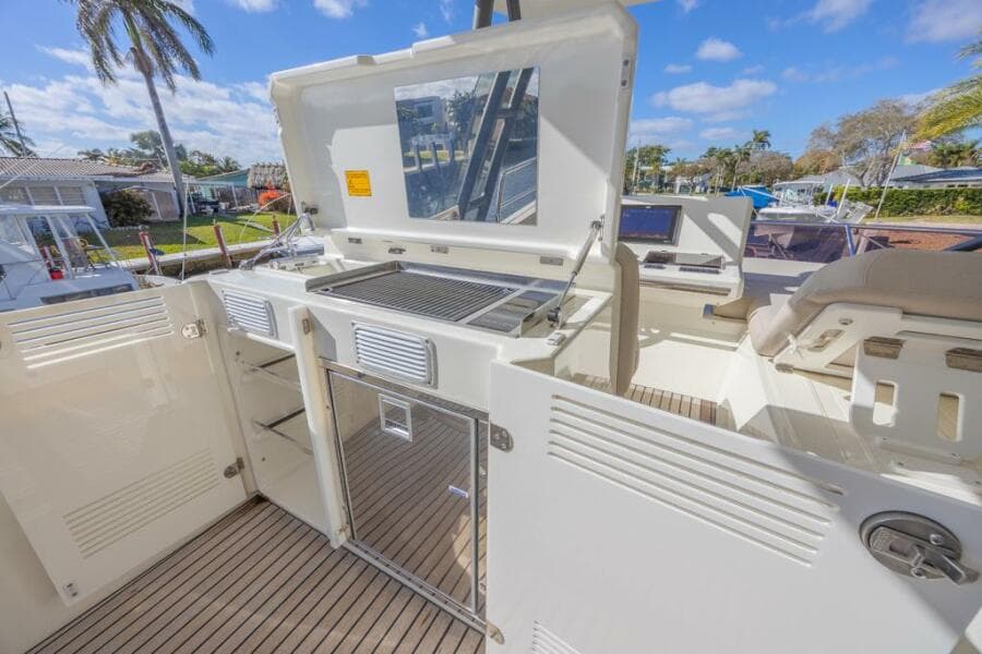 2021 Prestige 520 Flybridge
