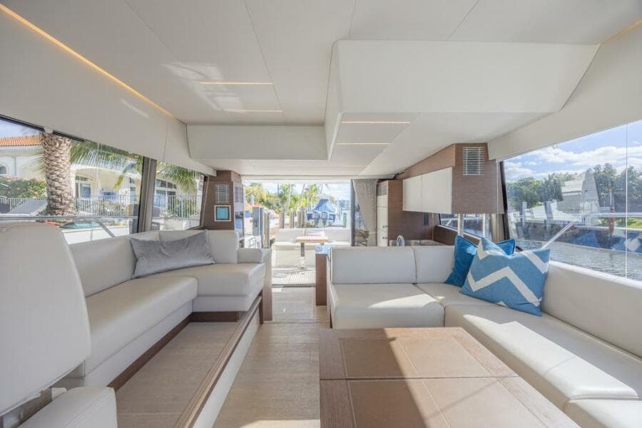 2021 Prestige 520 Flybridge