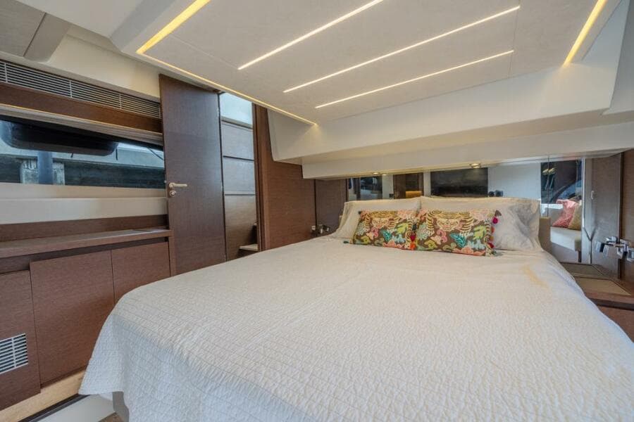 2021 Prestige 520 Flybridge