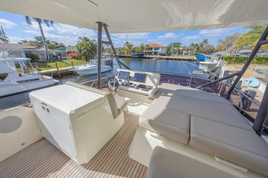 2021 Prestige 520 Flybridge