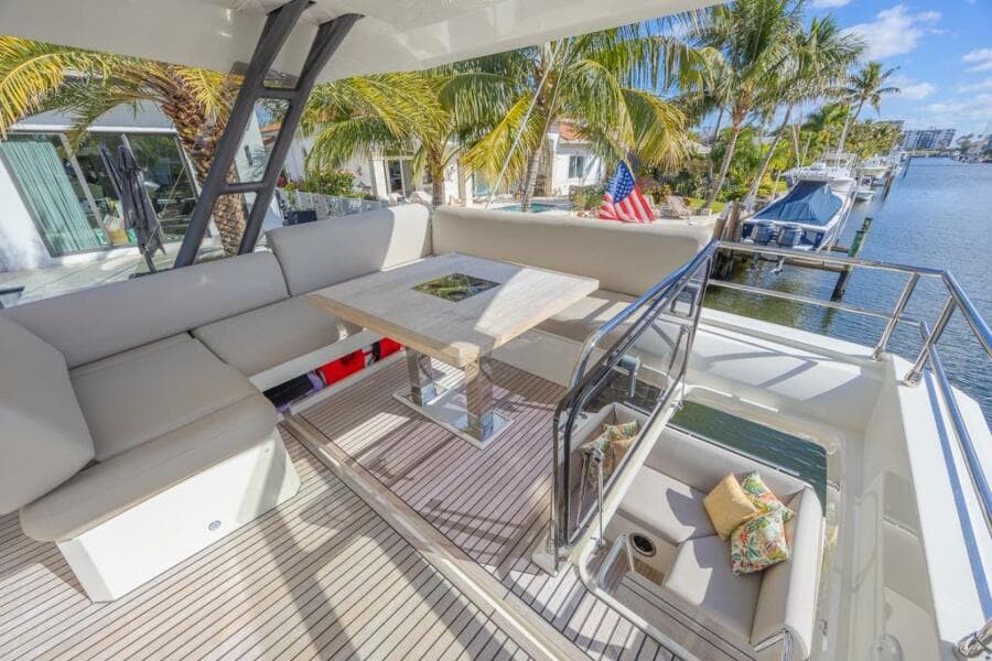 2021 Prestige 520 Flybridge
