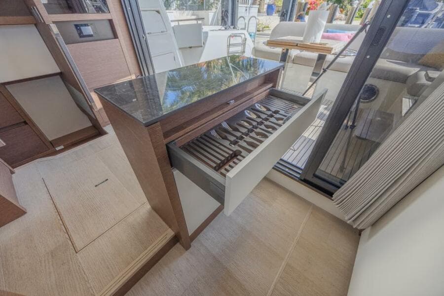 2021 Prestige 520 Flybridge
