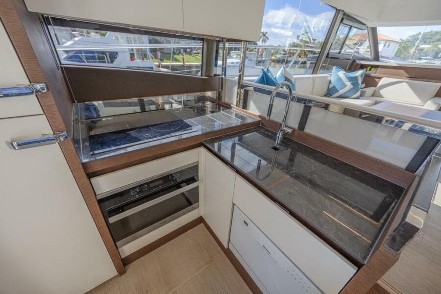 2021 Prestige 520 Flybridge