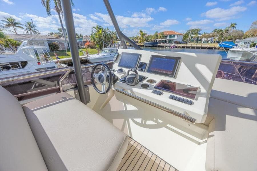 2021 Prestige 520 Flybridge