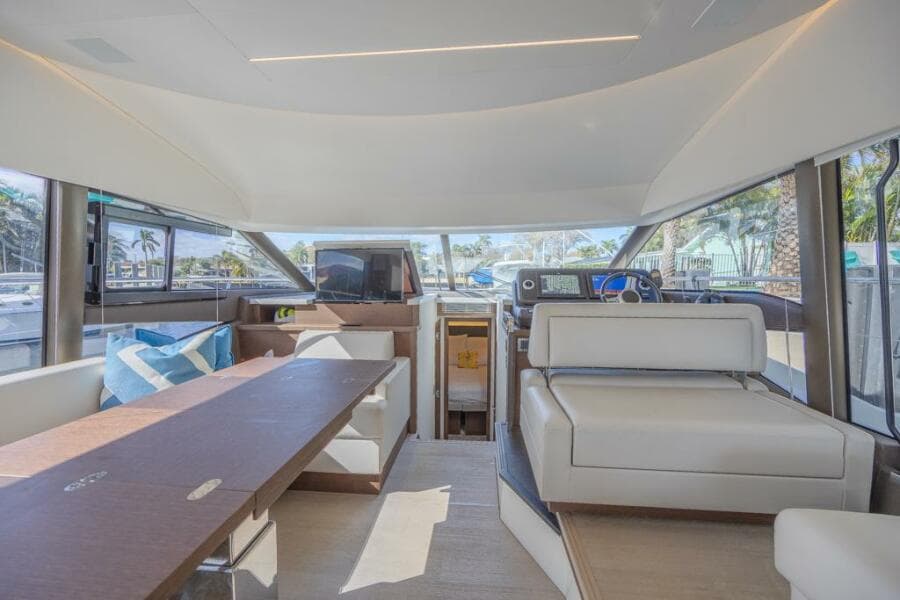 2021 Prestige 520 Flybridge