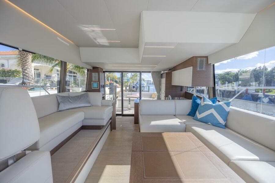 2021 Prestige 520 Flybridge