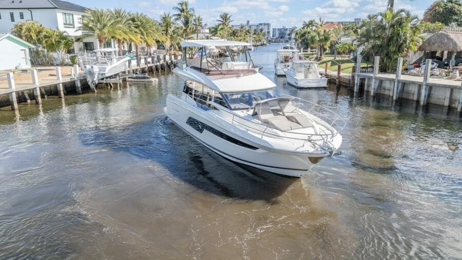 2021 Prestige 520 Flybridge