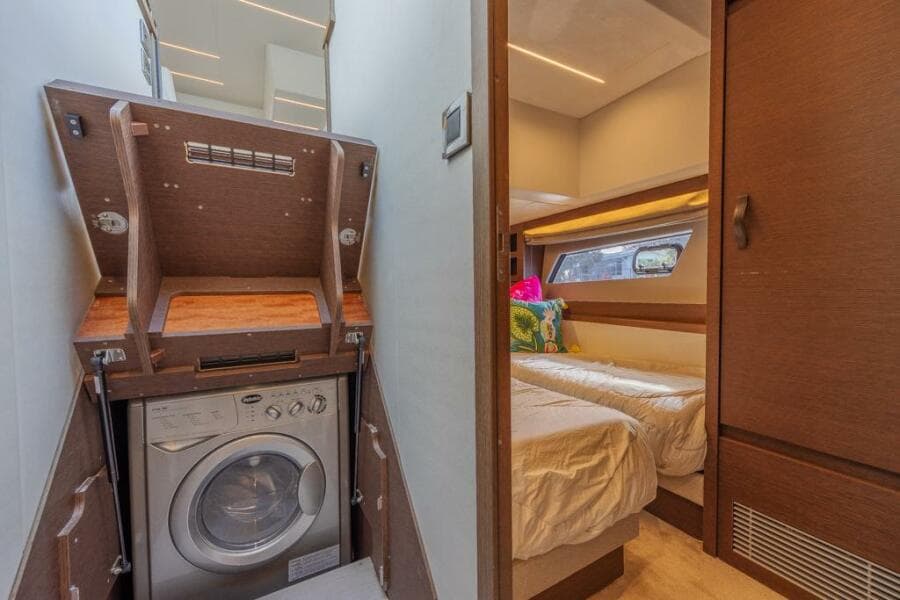 2021 Prestige 520 Flybridge