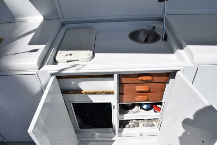 Cockpit Tackle Center With Sink And Cooler