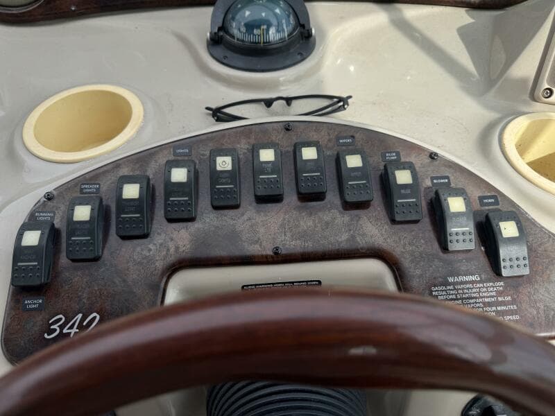 2002 Rinker 342 Fiesta Vee