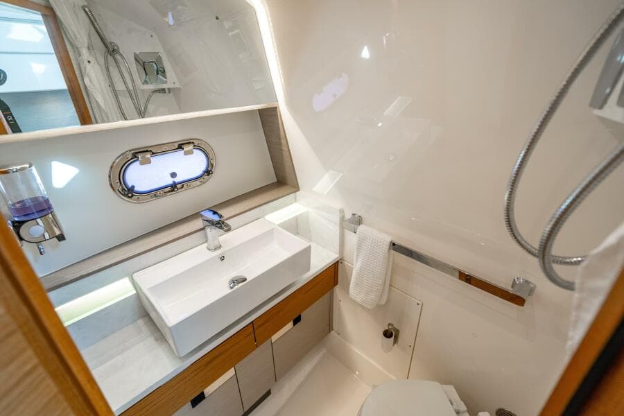 2022 Tiara Yachts 43 LS