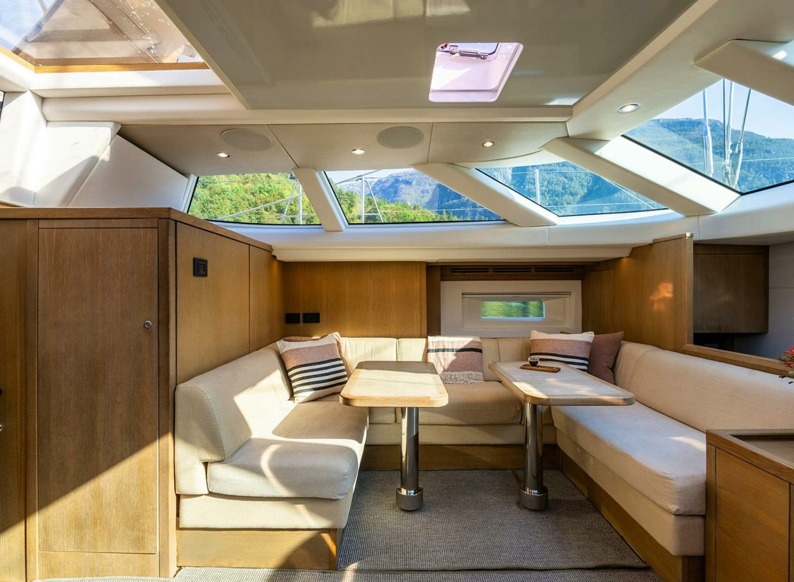 2014 Oyster Yachts Oyster 825