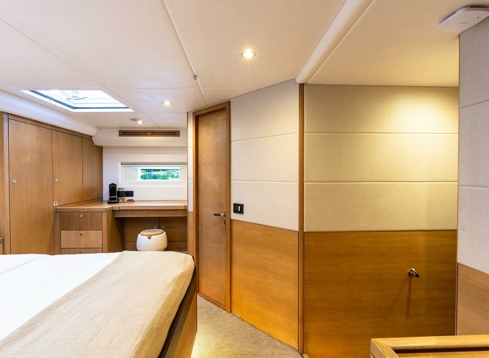 2014 Oyster Yachts Oyster 825
