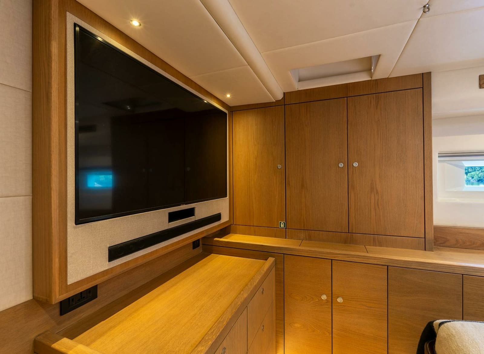 2014 Oyster Yachts Oyster 825