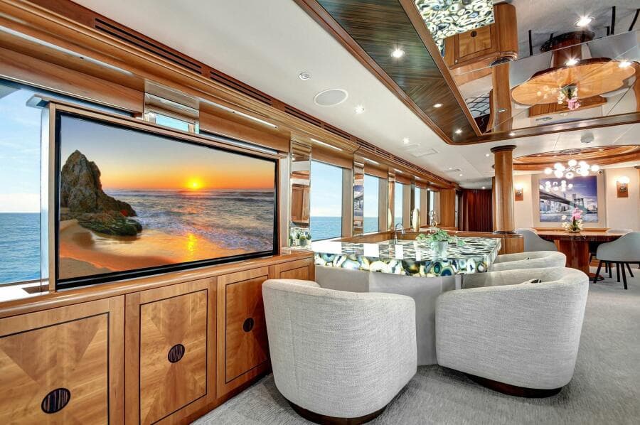 Main Deck Salon Bar 02