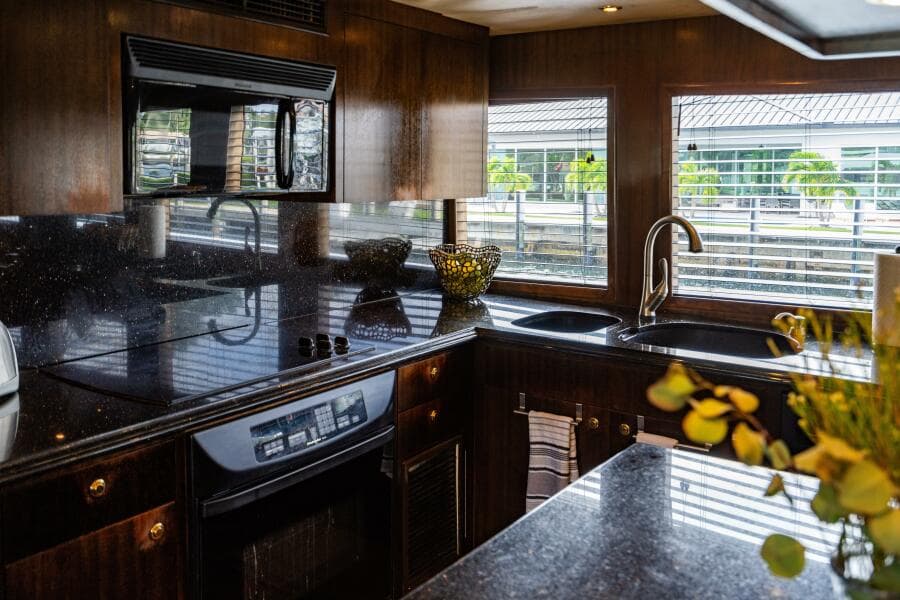 2001 Hatteras 100 Motor Yacht