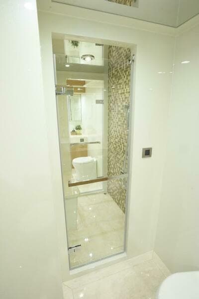 VIP 2 Heads With Shared Shower