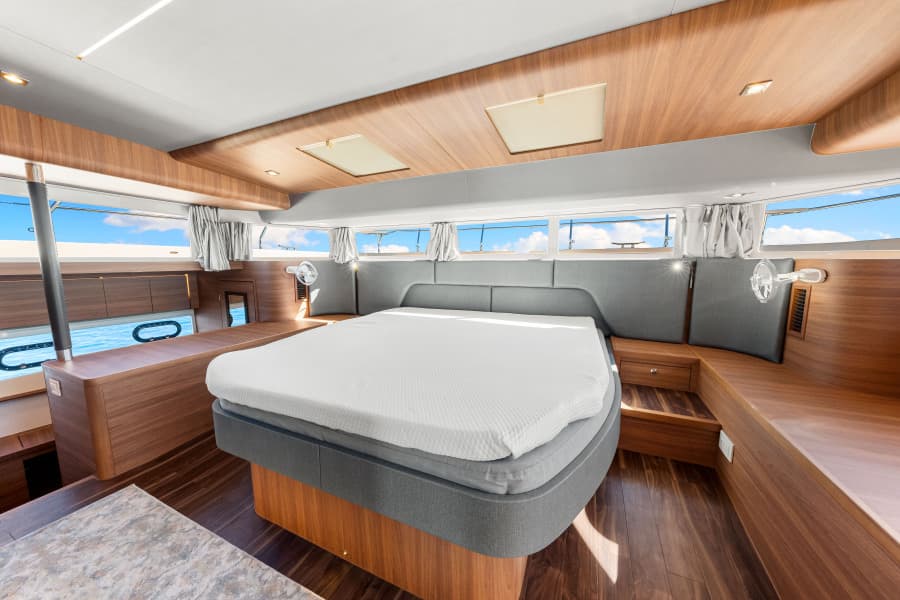 2022 Aquila 54 Yacht