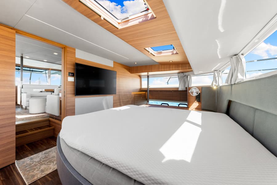 2022 Aquila 54 Yacht