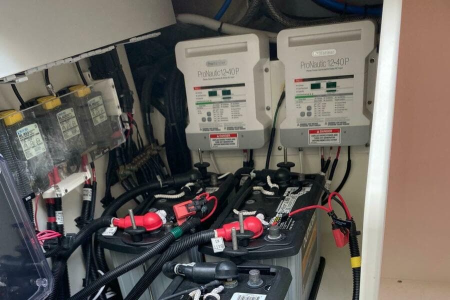 2022 Boston Whaler Conquest 405