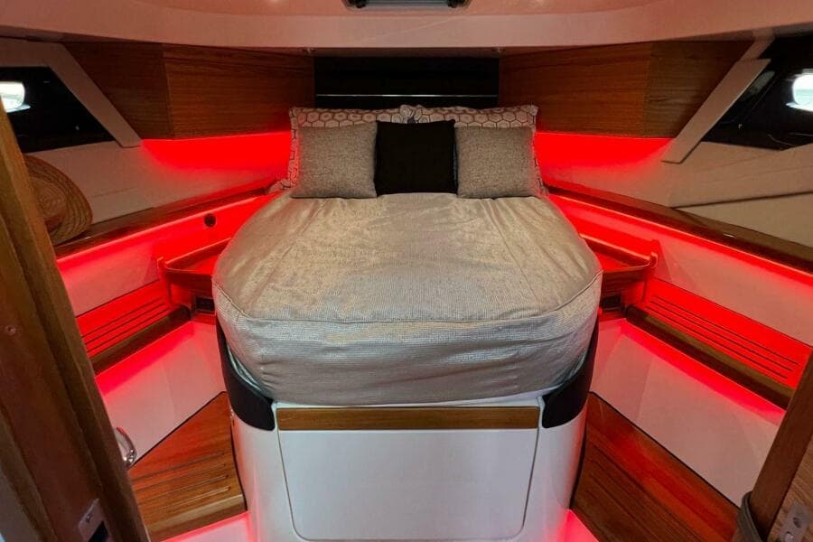 2022 Boston Whaler Conquest 405
