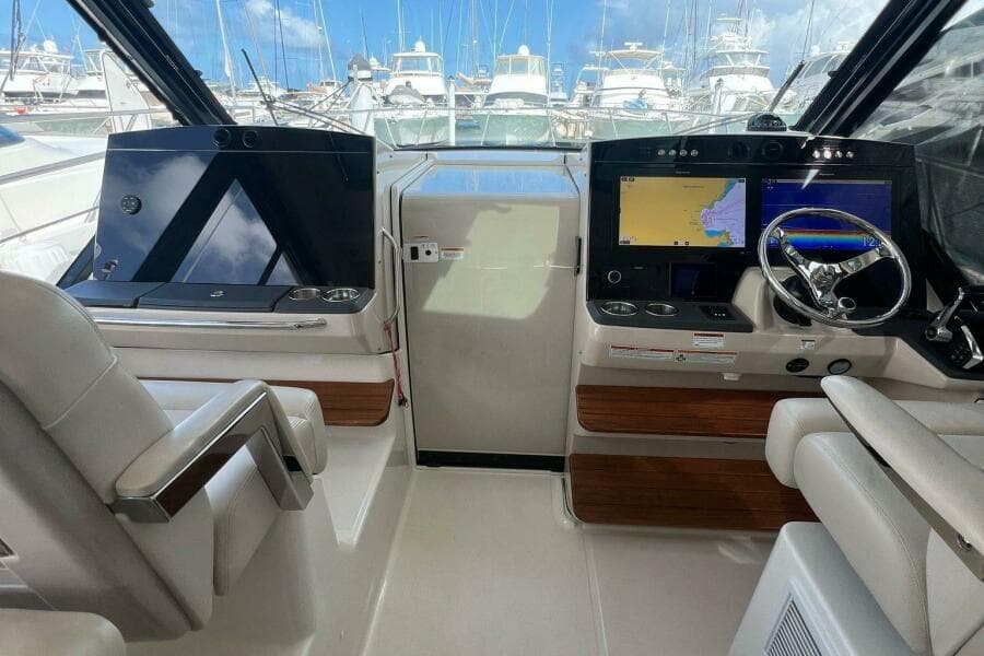 2022 Boston Whaler Conquest 405