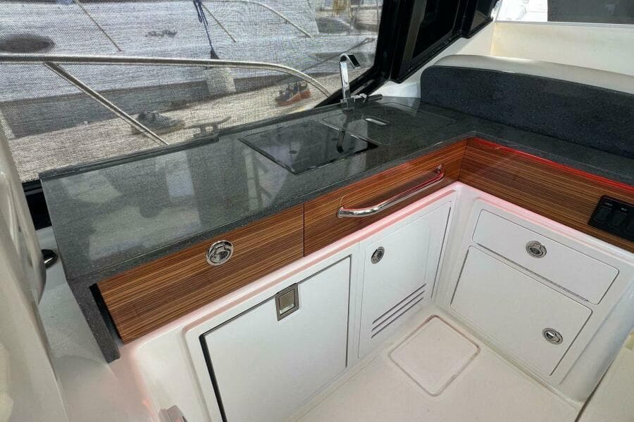 2022 Boston Whaler Conquest 405