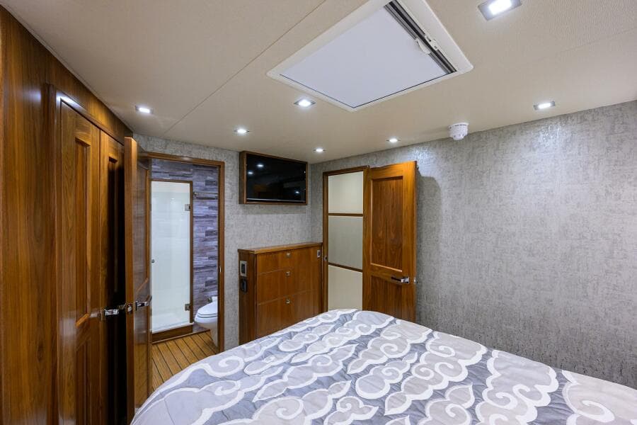 Viking 80 - LAMPLIGHTER - Forward Guest Stateroom 