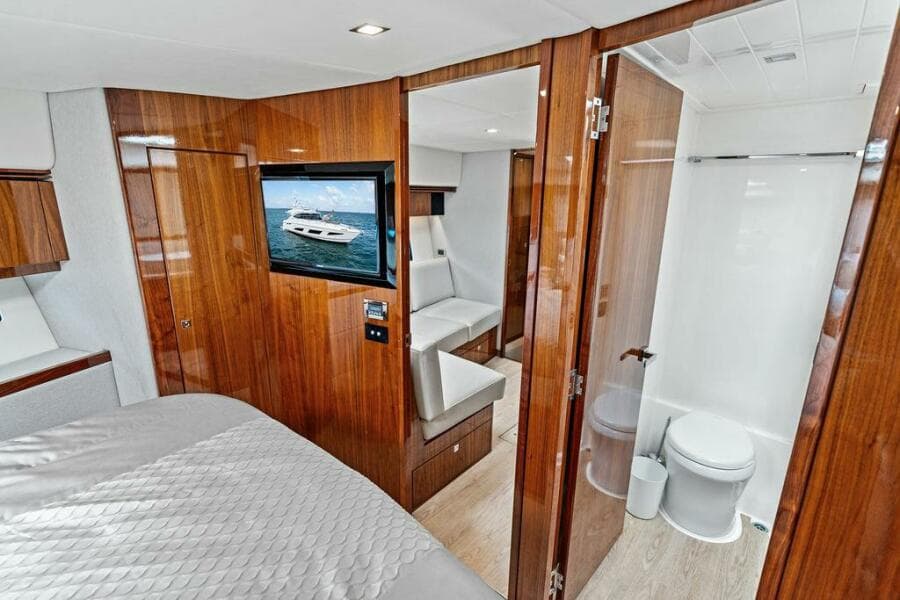 2018 Riviera 4800 Sport Yacht