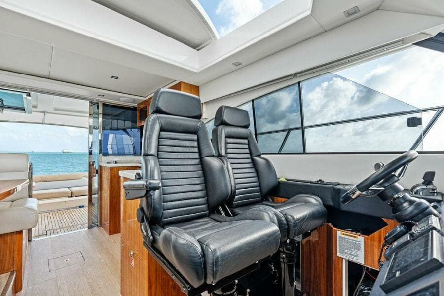 2018 Riviera 4800 Sport Yacht