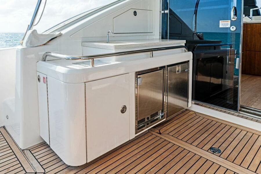 2018 Riviera 4800 Sport Yacht