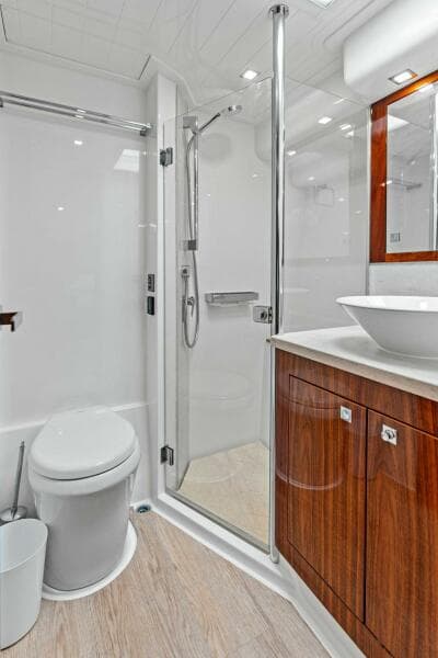 2018 Riviera 4800 Sport Yacht